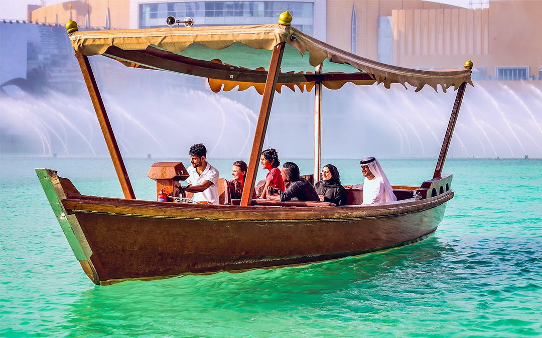 02b435c9-3649-4f5e-97b8-6e2638b45ea7-1867-dubai-dubai-fountain-show-traditional-abra-lake-ride-02