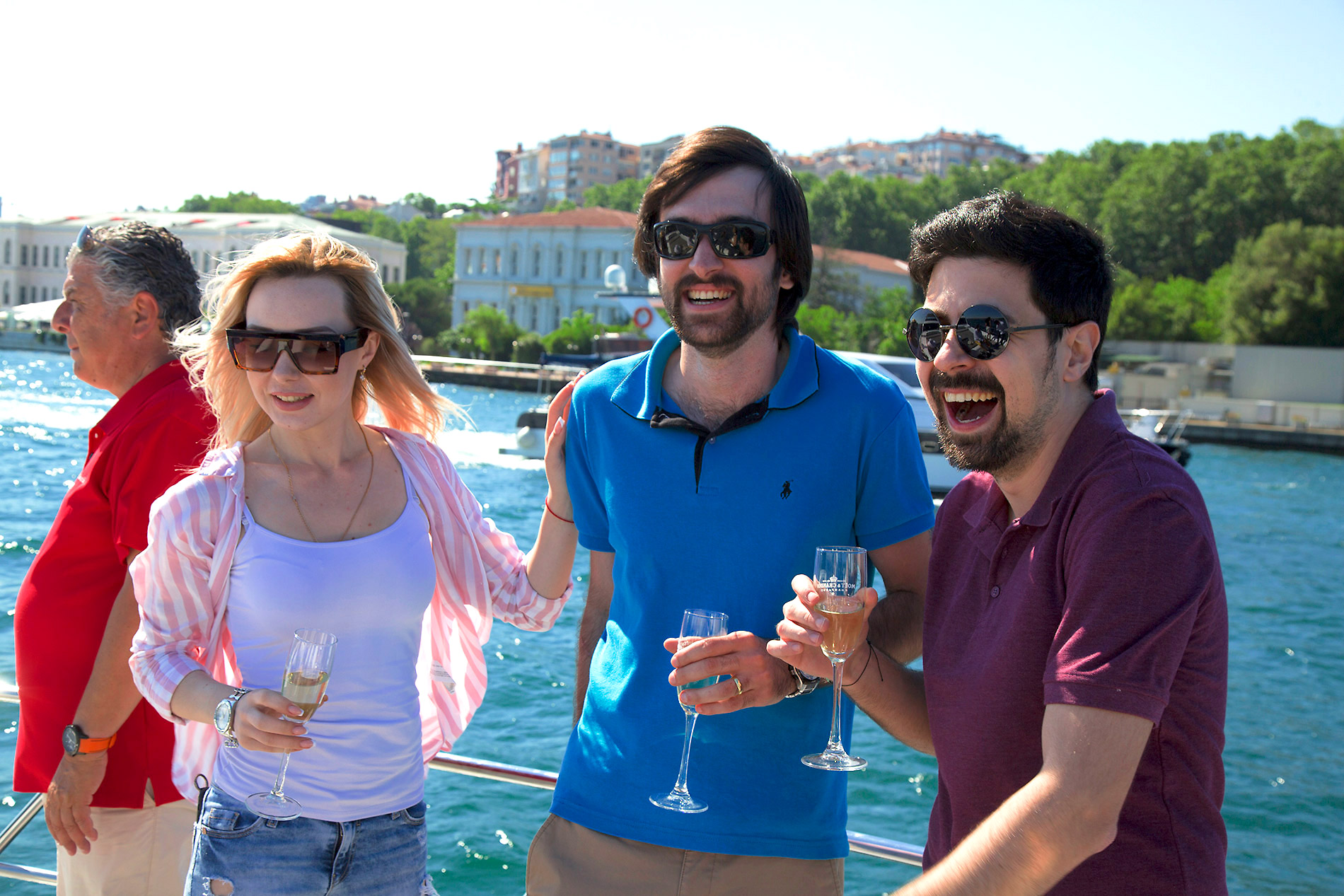 enjoy-an-intimate-trip-with-limited-group-sizes-drink-champagne-7868