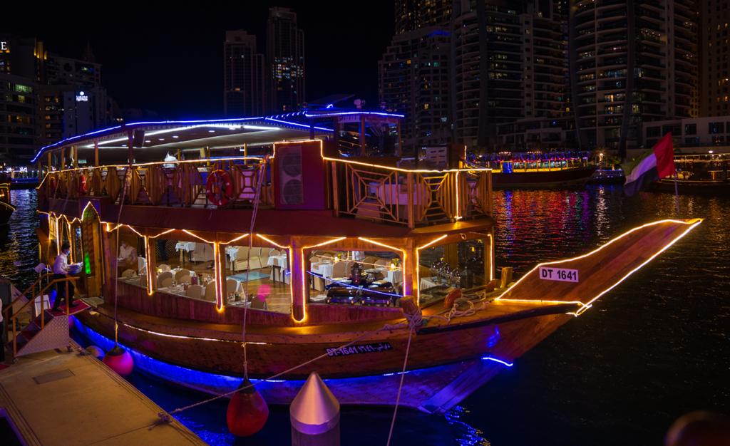 marina-dhow-cruise-side