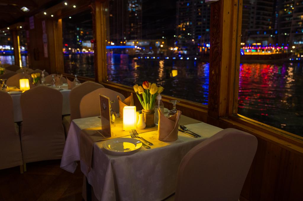marina-dhow-cruise-table-light